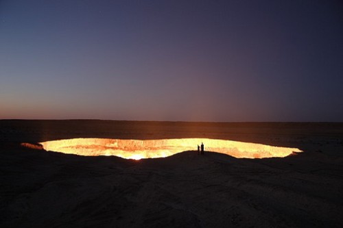 Lubang besar berisi lava panas